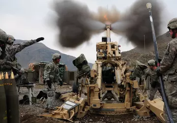 APU wykorzystuje z przodu haubice M777A2, ...