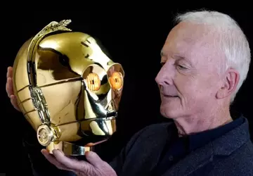 Głowa C-3PO z filmowej sagi Gwiezdne ...