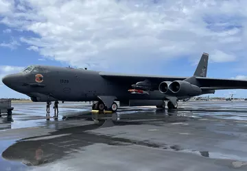 Bombowiec nuklearny uczy się wystrzeliwać bomby ...