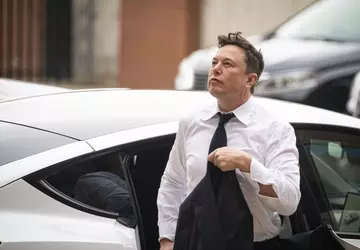 Musk sprzedaje 22 mln akcji Tesli ...