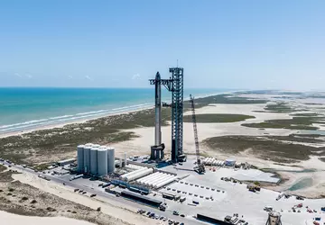 140-metrowy robot Mechazilla przygotował SpaceX Starship, ...