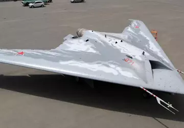 Rosyjski dron S-70 wykorzystuje zaawansowane technologicznie ...