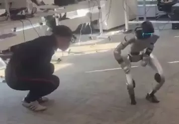 To zemsta? Humanoidowy robot Unitree G1 ...