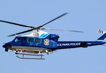 Śmigłowiec Bell 412EP wystrzeliwuje drona Hero-120 ...