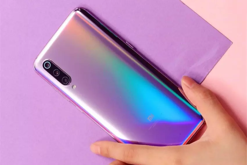 W Chinach sprzedają niestandardowe Xiaomi Mi 9 z baterią na 6500 lub nawet na 9900 mAh