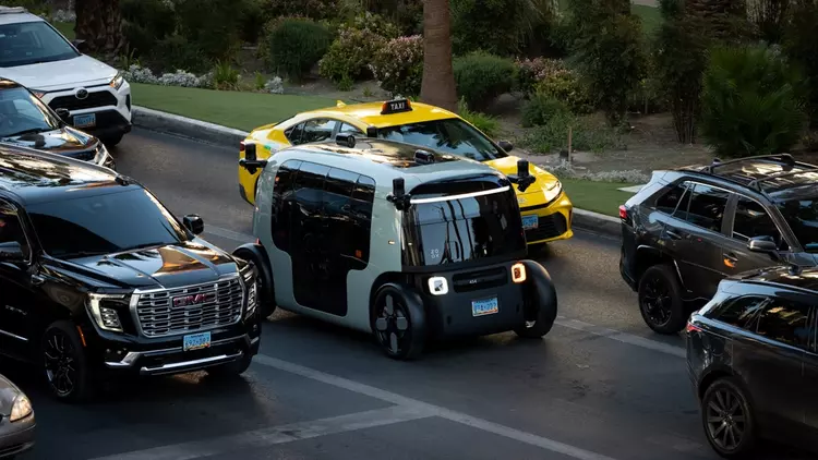 Bezkierownicze robotaxi Zoox wkracza na ulice ...