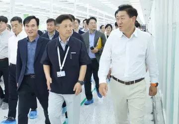 Wiceprezes Samsung odwiedza fabrykę w Indiach