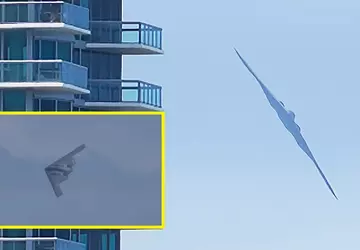 Nuklearny bombowiec stealth B-2 Spirit przelatuje ...