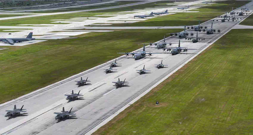 Myśliwce F-35 i Rafale, bombowiec nuklearny B-52H i 11 innych samolotów z USA, Francji, Wielkiej Brytanii, Danii, Kanady i Japonii wzbiło się w niebo nad Guam w tym samym czasie