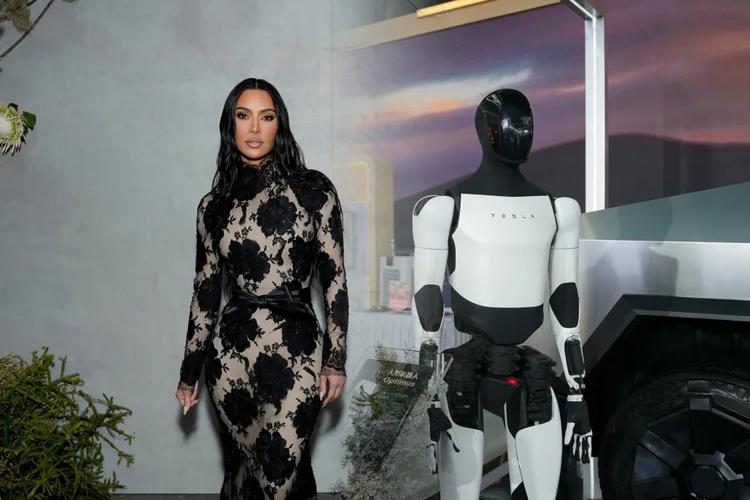 Kim Kardashian zaskoczyła sieć, przedstawiając robota ...