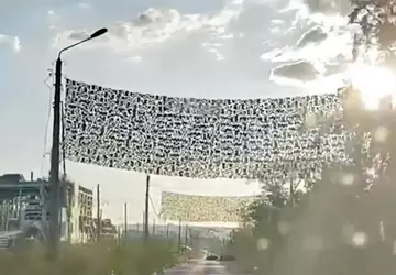 Rosjanie zaczęli rozwieszać siatki między latarniami, ...