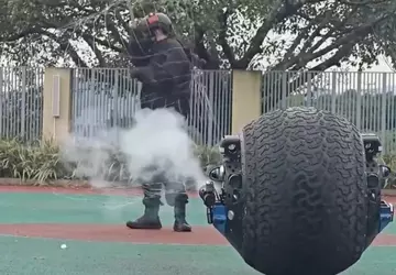 Chiński robocop po raz pierwszy patroluje ...