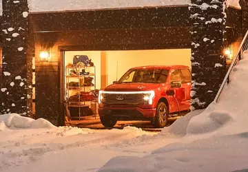 Elektryczny pick-up Ford F-150 Lightning zasilał ...