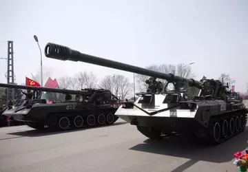 Ukraińscy żołnierze zniszczyli północnokoreańską haubicę Koksan ...