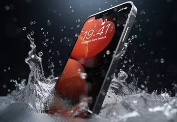 Pokryty glonami iPhone 12 leżał na ...