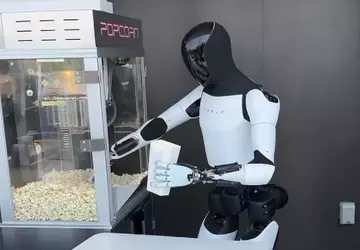 Wideo dnia: robot Optimus częstuje dzieci ...