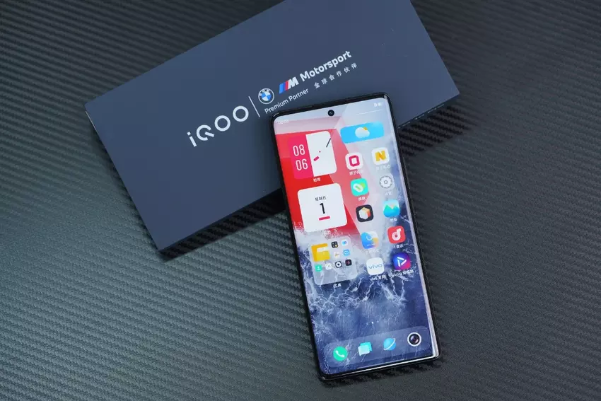 iQOO 10 Pro — Snapdragon 8+ Gen1, dwa aparaty 50 MP, pierwsza na świecie ładowarka 200 W od 740 USD