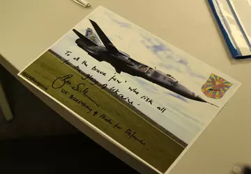 Ukraiński minister obrony pokazuje zdjęcie bombowca ...