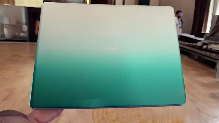 Intel prezentuje koncepcyjny laptop z chipami ...