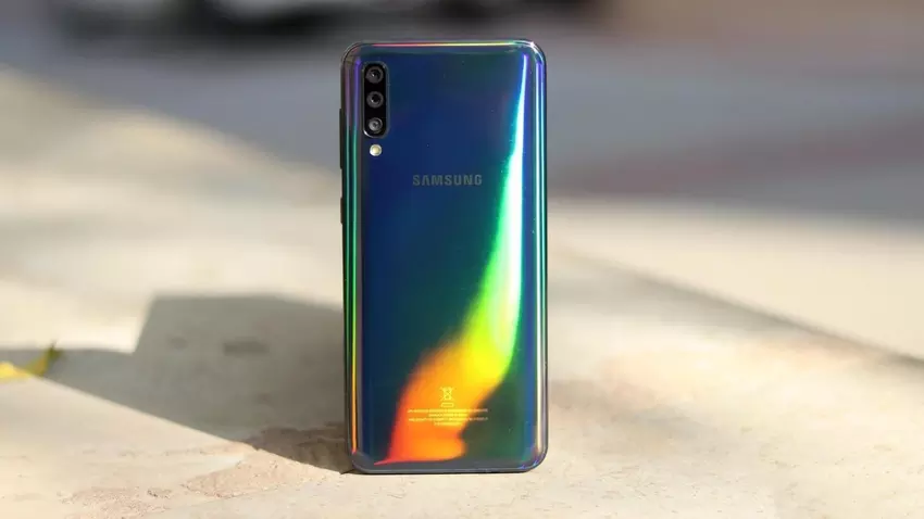 Samsung Galaxy A50 otrzymał nową aktualizację: w oprogramowaniu układowym ulepszono algorytm czytnika linii papilarnych