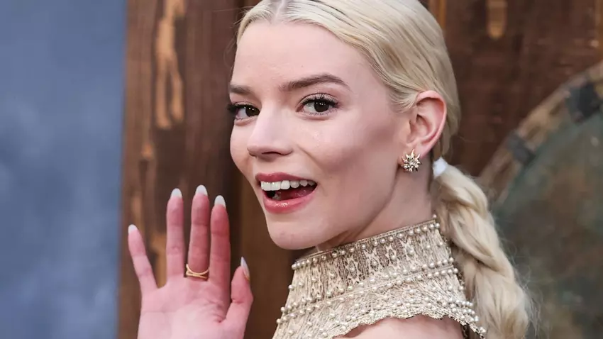 Aktorka Anya Taylor-Joy nie mogła zrobić sobie selfie z fanem, ponieważ nie mogła rozgryźć swojego smartfona z Androidem (wideo)