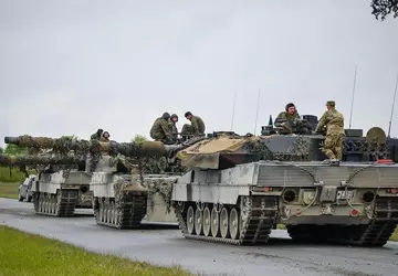 Ukraińskie Siły Zbrojne pokazują ewakuację uszkodzonego ...