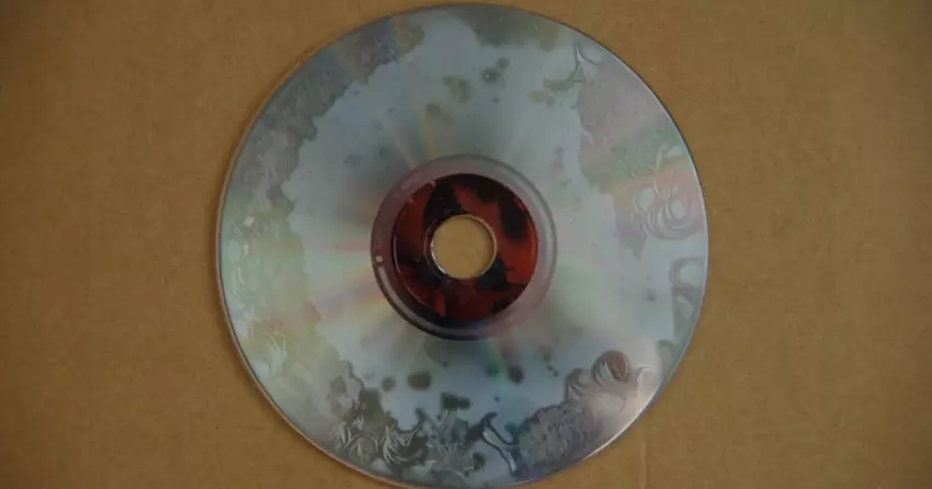 Płyty mogą ulec zniszczeniu w wyniku reakcji chemicznej, co ma miejsce w przypadku płyt DVD wydanych przez Warner Bros.