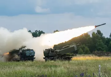 HIMARS niszczy rzadką rosyjską haubicę 2S5 ...