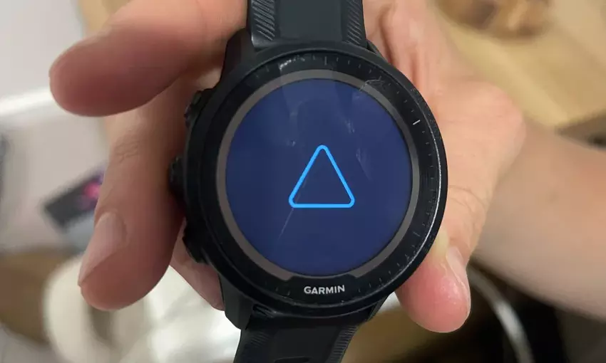 Użytkownicy zegarków Garmin zgłaszają błąd w aktualizacji, który powoduje zawieszanie się urządzeń na "niebieskim trójkącie".
