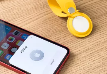 Mężczyzna używa AirTags i prezentacji PowerPoint, ...