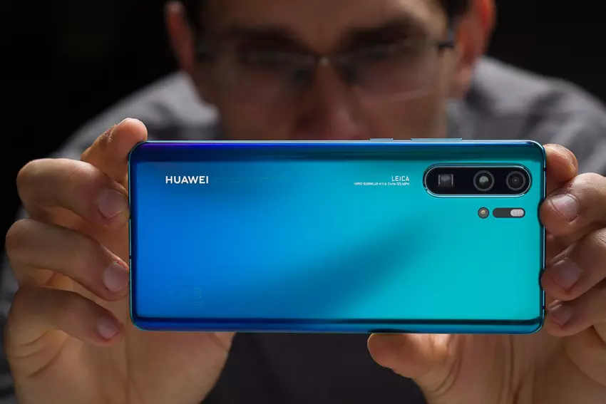 Huawei P30 Pro rozebrały na części: naprawić nowy flagowy nie będzie łatwo
