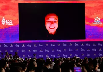 Elon Musk opowiada o kosmitach, turystyce ...