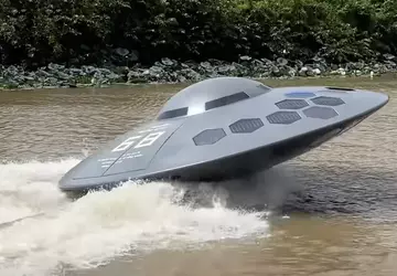 YouTuber tworzy łódź odrzutową w kształcie ...