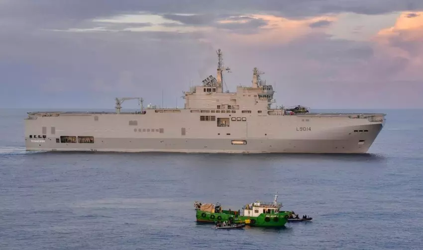 Francuski helikopterowiec FS Tonnerre przechwytuje statek przewożący 4 600 kg kokainy o wartości 158 000 000 USD