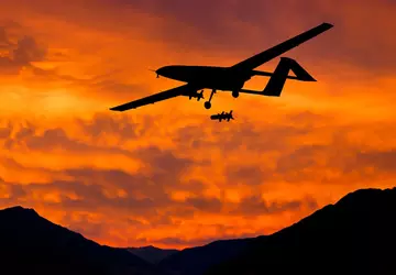 Dron AI atakuje i zabija operatora ...