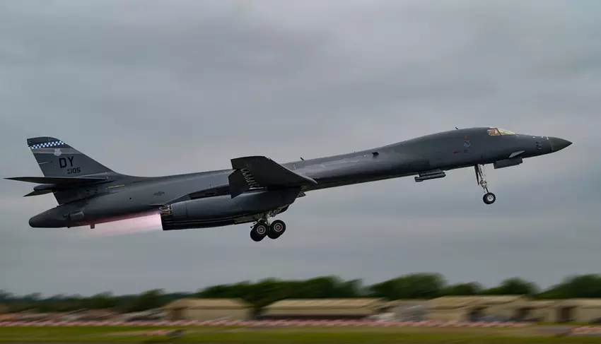 Bombowce strategiczne B-1B Lancer po raz pierwszy biorą udział w Arctic Challenge, przelatując nad największym lotniskowcem świata USS Gerald R. Ford wraz z myśliwcami F-35.