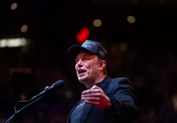 Firma Elona Muska zapłaci Trumpowi 10 ...