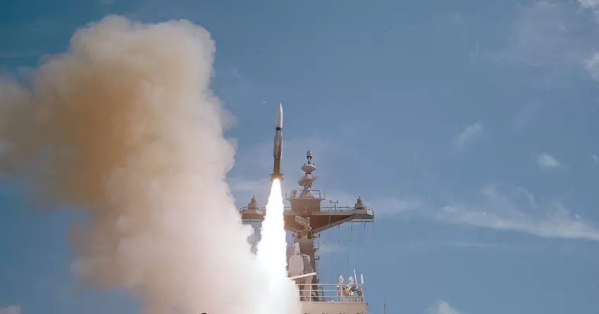 Amerykański niszczyciel USS Carney użył pocisków przechwytujących SM-2 do zniszczenia trzech rakiet i ośmiu dronów w pobliżu Jemenu.