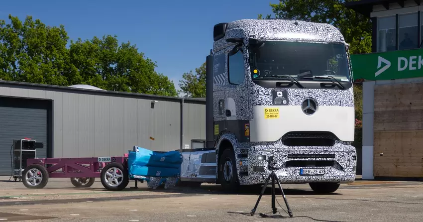 Akumulator Mercedes-Benz eActros 600 przetrwał silne uderzenie boczne podczas testów zderzeniowych