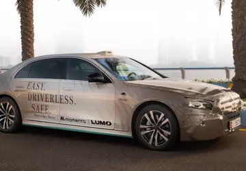 Mercedes wchodzi na rynek robotaxi wraz ...