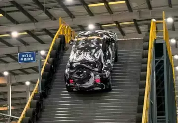 Yangwang U8: Nowa wersja SUV pokonuje ...