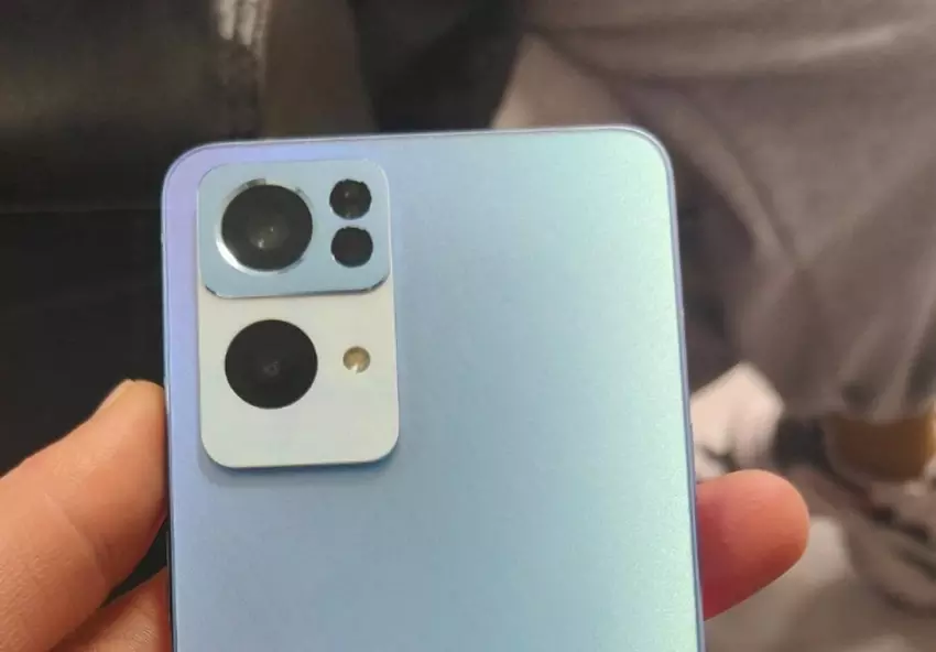 OPPO Reno 7 pojawił się na zdjęciach z nową konstrukcją aparatu