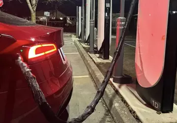 Tesla wprowadza ochronę antywandalową na stacjach ...
