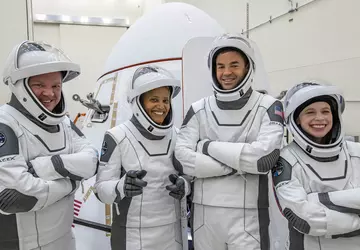 SpaceX wysyła pierwszych kosmicznych turystów na ...