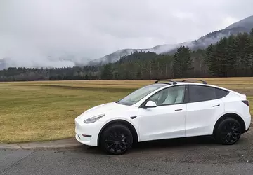 Tesla rozpoczyna sprzedaż najtańszej wersji crossovera ...