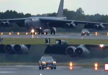 Bombowiec nuklearny B-52H Stratofortress zniszczył światła ...