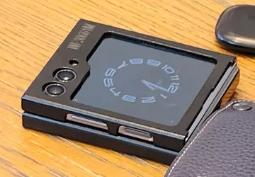 Samsung Galaxy Flip 5 clamshell z ...