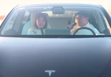 TeslaMic: mikrofon karaoke w samochodzie, który ...