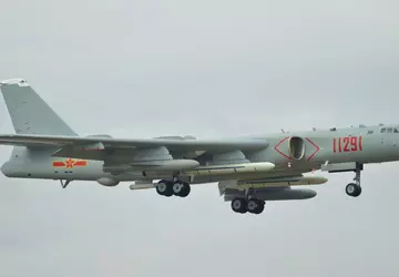 Bombowce nuklearne H-6 eskortowane przez myśliwce ...