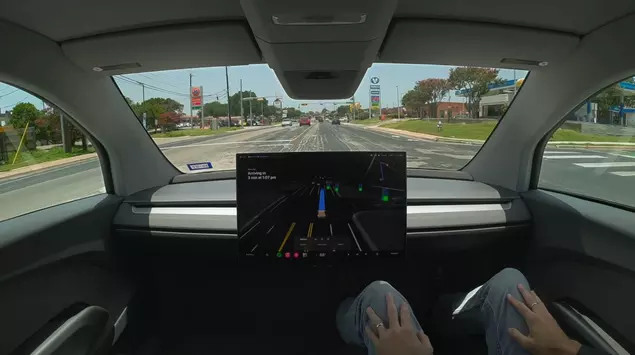 Tesla Cybercab bez kierownicy i pedałów ...